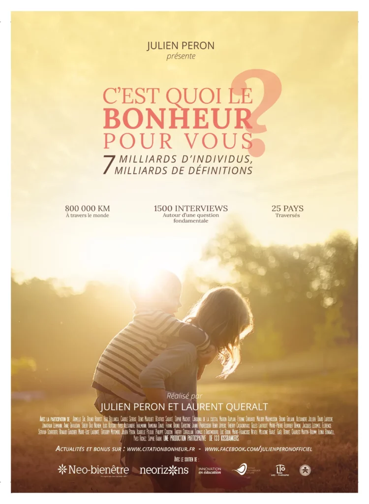 L'affiche du film "C'est quoi le bonheur pour vous ?" montre deux personnes, l'une portant l'autre sur son dos, dans un champ ensoleillé ; des informations sur les interviews, les lieux de tournage et les créateurs du film sont superposées.