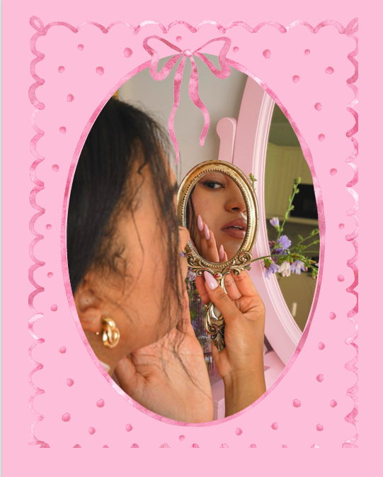 Femme se regardant dans un miroir décoratif, symbole de reconnexion à sa féminité après un cancer du sein